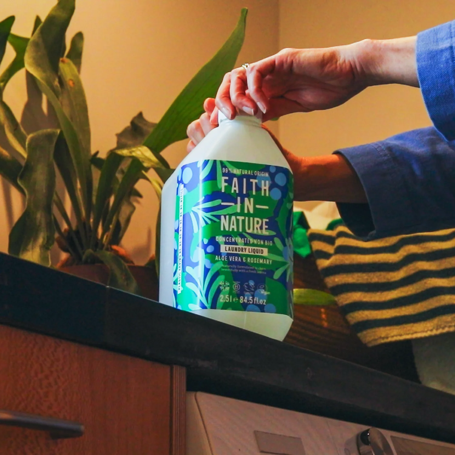 Aloe Vera & Rosemary Laundry Liquid - 2.5L - Image 6